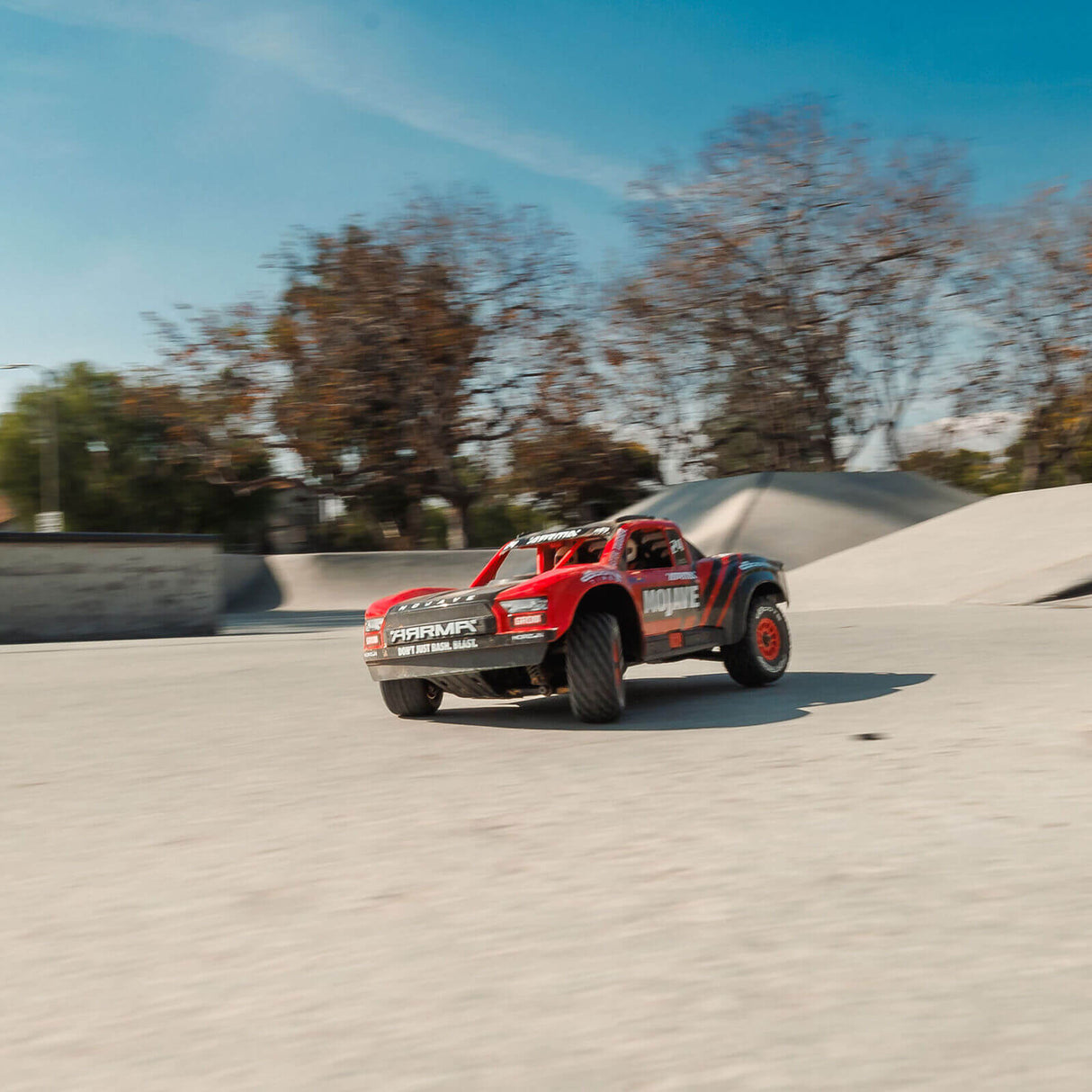 ARRMA MOJAVE GROM 4X4 RTR - Frontansicht schräg mit Detailblick auf Karosserie-Design