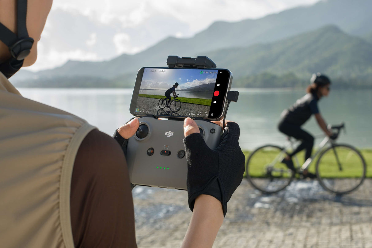 DJI RC-N3 Fernsteuerung mit montiertem Smartphone