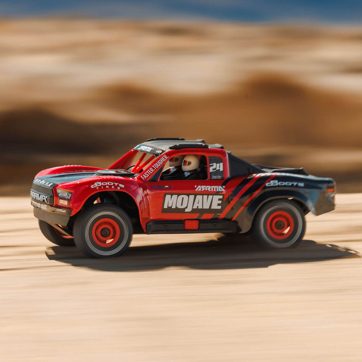 ARRMA MOJAVE GROM 4X4 Desert Truck in Rot - Actionaufnahme in der Wüste