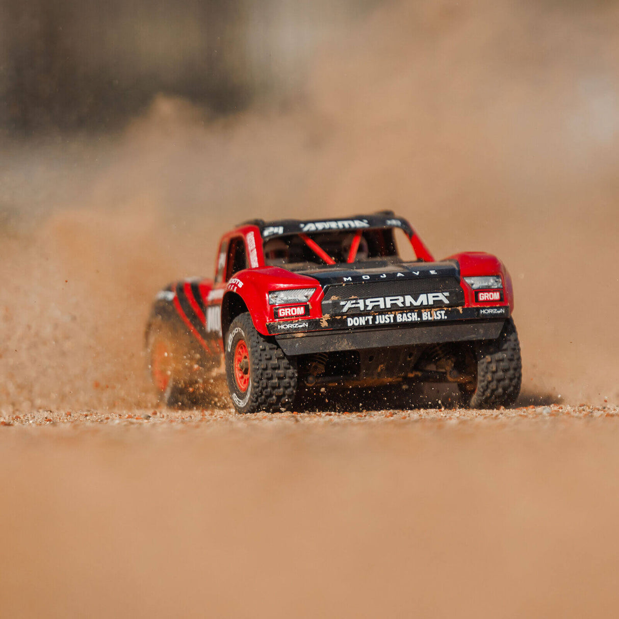ARRMA Mojave Grom MEGA 380 Brushed 4X4 RC Desert Truck Frontansicht – Stoßfänger, Reifen und Karosserie sichtbar