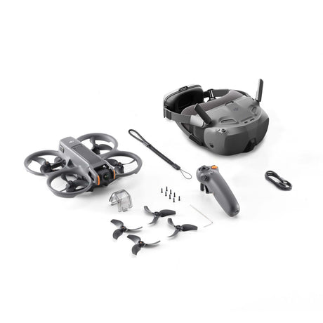 DJI Avata 2 Fly Smart Combo FPV-Drohne mit Propellerschutz, integrierter Frontkamera, Fernsteuerung und Akku auf weißem Hintergrund – kompakte Drohne für FPV-Flüge und professionelle Luftaufnahmen.