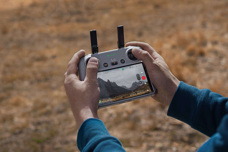 DJI RC 2 Fernsteuerung – mit integriertem Display Ansicht Fernsteuerung in Nutzung